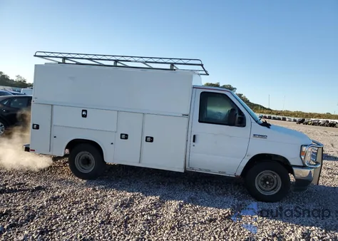 2022 Ford Econoline E350 Super Duty Cutaway Van z USA, uszkodzony, nr VIN 1FDWE3FN1NDC36152